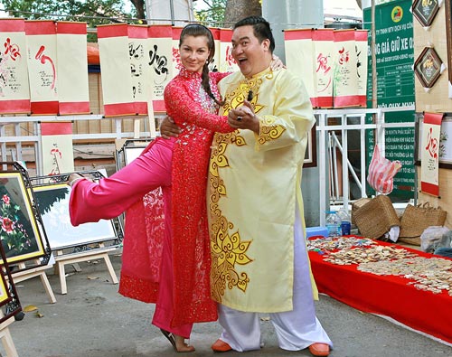 Bạn nhảy Tây của Hoàng Mập mê phong tục Tết Việt - 5