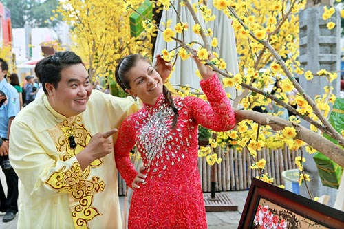 Bạn nhảy Tây của Hoàng Mập mê phong tục Tết Việt - 3