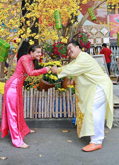 Bạn nhảy Tây của Hoàng Mập mê phong tục Tết Việt - 2