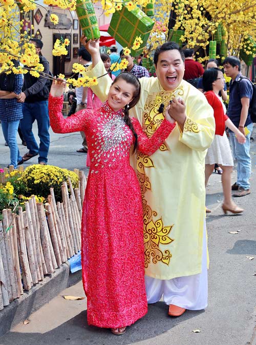 Bạn nhảy Tây của Hoàng Mập mê phong tục Tết Việt - 1