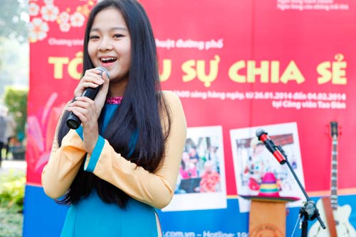 Vắng Hương Giang Idol, Hồng Phước thân thiết hot girl - 11