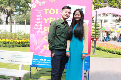 Vắng Hương Giang Idol, Hồng Phước thân thiết hot girl - 1