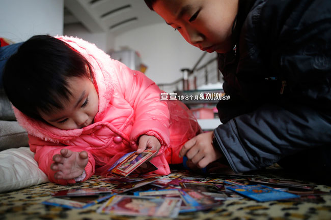 Bố mẹ Lưu Lưu đều là con một, trước khi sinh em Tuyên Tuyên họ đã phải làm thủ tục xin chứng nhận chuẩn sinh. Để làm giấy chứng nhận chuẩn sinh chứng nhận được phép sinh con thứ 2 họ phải xin xác nhận mình là con một tại đơn vị làm việc chính quyền nơi ở của bố mẹ 2 bên
