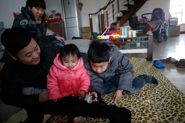 Hiếm khi cuối tuần bố mẹ đều ở nhà chơi với 2 anh em. Lưu Lưu 8 tuổi tự đi học, em Tuyên Tuyên 2 tuổi đều do ông bà chăm sóc.
