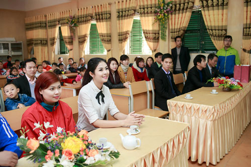 Ngọc Hân tết tóc cho các em nhỏ - 6