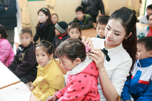 Ngọc Hân tết tóc cho các em nhỏ - 9