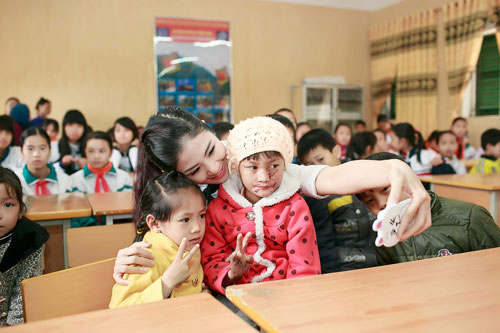 Ngọc Hân tết tóc cho các em nhỏ - 5