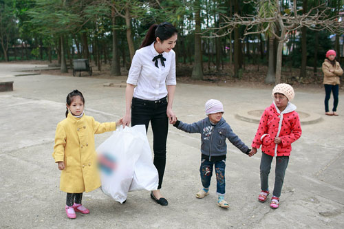 Ngọc Hân tết tóc cho các em nhỏ - 4