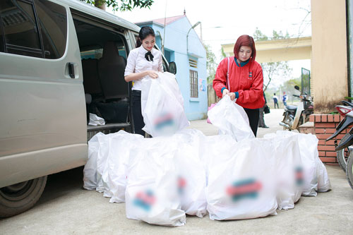 Ngọc Hân tết tóc cho các em nhỏ - 2