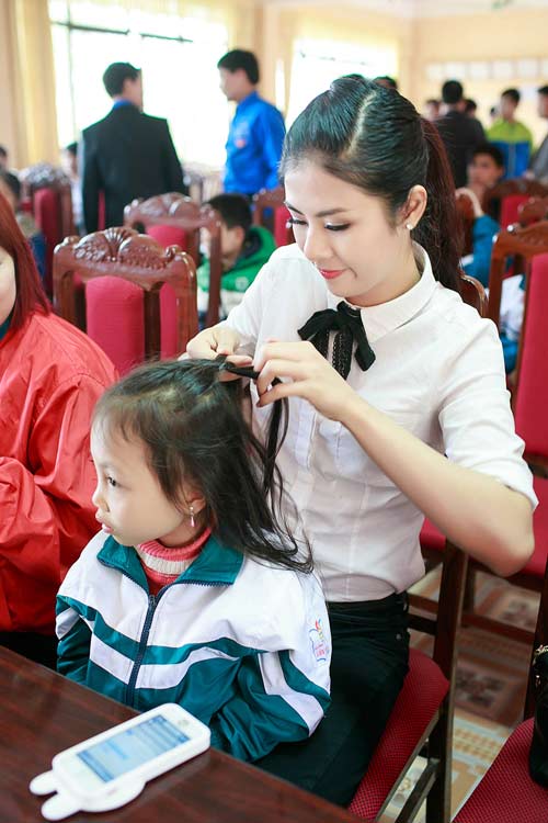 Ngọc Hân tết tóc cho các em nhỏ - 8