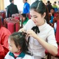 Làng sao - Ngọc Hân tết tóc cho các em nhỏ