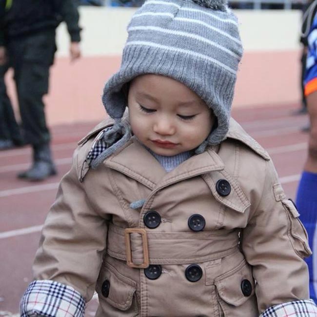 Tít - quý tử của Vũ Minh Tuấn (Quảng Ninh) - sở hữu nước da trắng cùng đôi mắt to tròn đáng yêu. Cậu bé chính là thiên thần hộ mệnh giúp cho cầu thủ U23 Việt Nam tỏa sáng trên sân cỏ.
