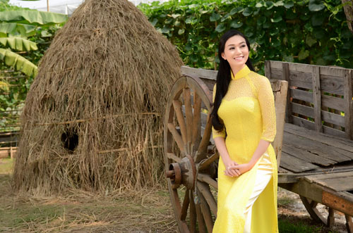 Khánh My quot;làm bạnquot; cùng rơm rạ ngày đầu năm - 2