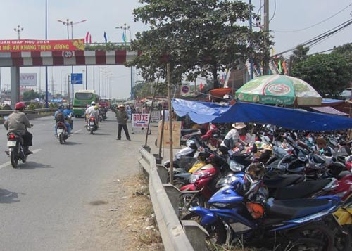 Ngày Tết ở TP HCM: Choáng váng với giá giữ xe - 1