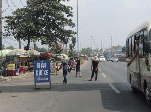 Ngày Tết ở TP HCM: Choáng váng với giá giữ xe - 2