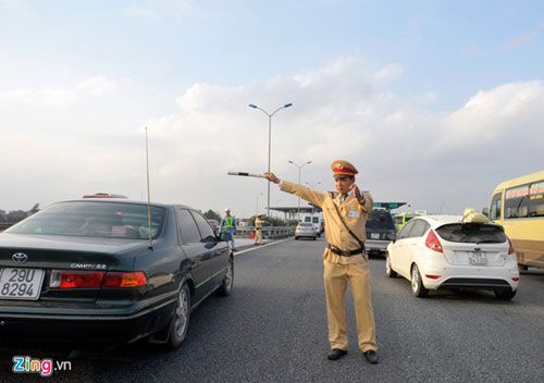 Xế hộp đâm liên hoàn, cao tốc Pháp Vân tê liệt trong đêm - 1