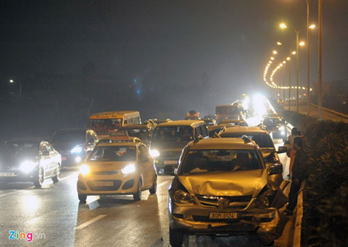 Xế hộp đâm liên hoàn, cao tốc Pháp Vân tê liệt trong đêm - 7