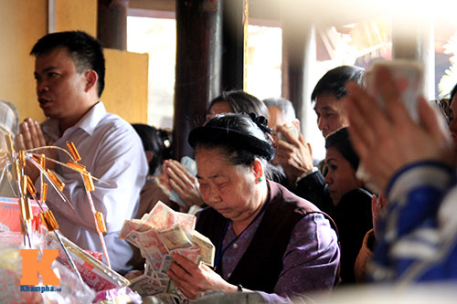 Dịch vụ đổi tiền lẻ tấp nập tại đền Bà Chúa Kho - 6