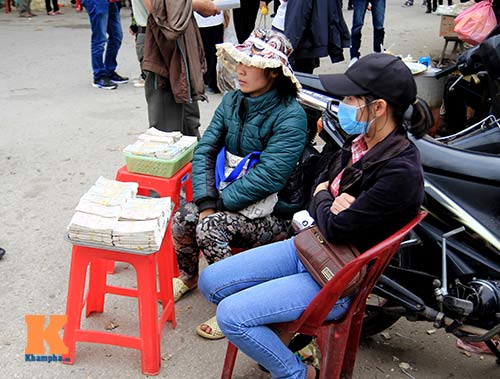 Dịch vụ đổi tiền lẻ tấp nập tại đền Bà Chúa Kho - 4