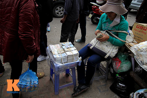 Dịch vụ đổi tiền lẻ tấp nập tại đền Bà Chúa Kho - 3