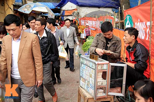 Dịch vụ đổi tiền lẻ tấp nập tại đền Bà Chúa Kho - 1