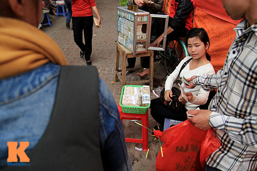 Dịch vụ đổi tiền lẻ tấp nập tại đền Bà Chúa Kho - 5