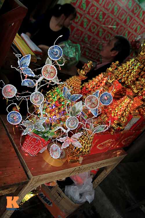 Dịch vụ đổi tiền lẻ tấp nập tại đền Bà Chúa Kho - 11