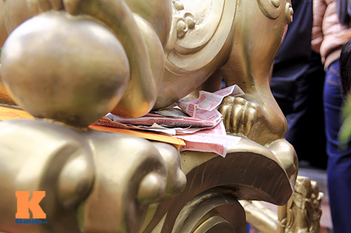 Dịch vụ đổi tiền lẻ tấp nập tại đền Bà Chúa Kho - 8