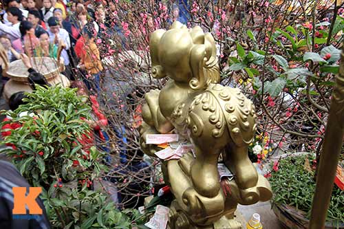 Dịch vụ đổi tiền lẻ tấp nập tại đền Bà Chúa Kho - 7