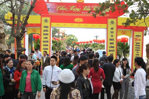 Đầu năm mới, dân đổ xô đi chùa dâng sao giải hạn - 1
