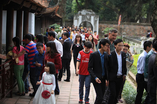 Đầu năm mới, dân đổ xô đi chùa dâng sao giải hạn - 7