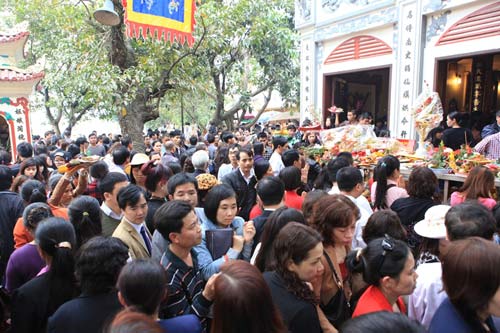 Đầu năm mới, dân đổ xô đi chùa dâng sao giải hạn - 3