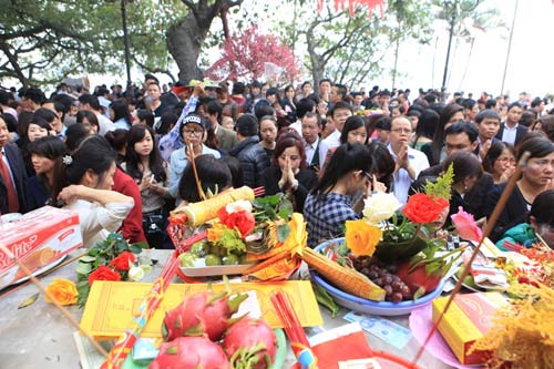 Đầu năm mới, dân đổ xô đi chùa dâng sao giải hạn - 4