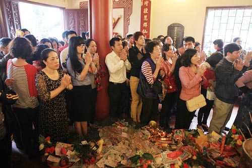 Đầu năm mới, dân đổ xô đi chùa dâng sao giải hạn - 5