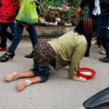 Tin tức - Cái bang lăn lê bò toài xin tiền ở lễ hội Phủ Dầy