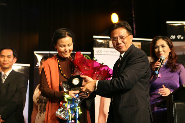 Bà Kiều Chinh từng nhận được giải thưởng trong một cuộc thi sắc đẹp ở Úc.
