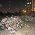 Tin tức - Dân chặn bắt xe tải đổ trộm hàng trăm bao chất thải