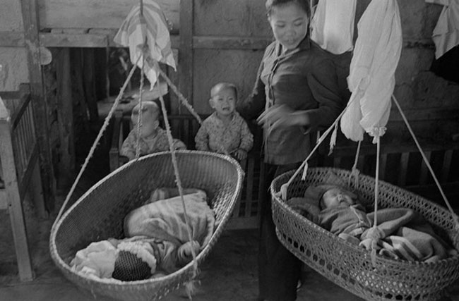 Cuộc sống trong thời chiến của người dân Việt Nam những năm 1960-1970 đã được nhiếp ảnh gia Thomas Billhardt (người Đức) ghi lại một cách chân thực. Trong ảnh là những đứa trẻ đang khóc đòi mẹ.
