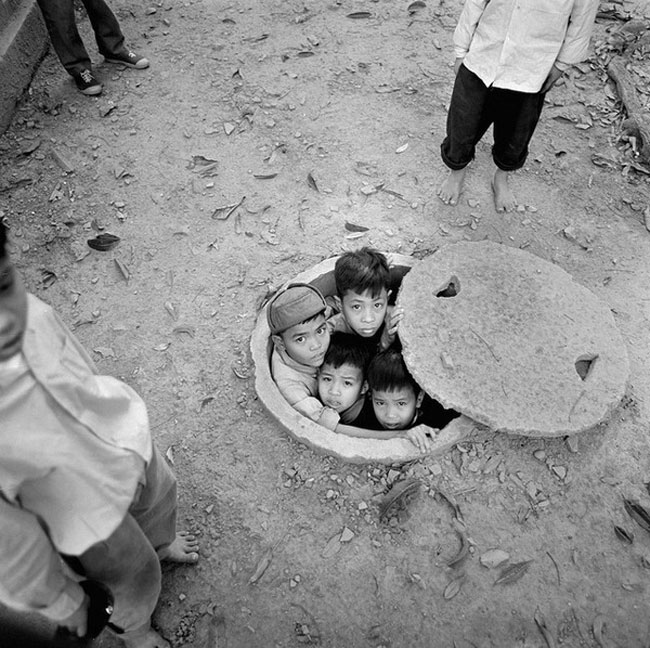 Thomas Billhardt, sinh năm 1937 tại Chemnitz, Đức. Ông là một nhiếp ảnh gia đồng thời là nhà báo. Những đứa trẻ đang trú trong hầm thời chiến.
