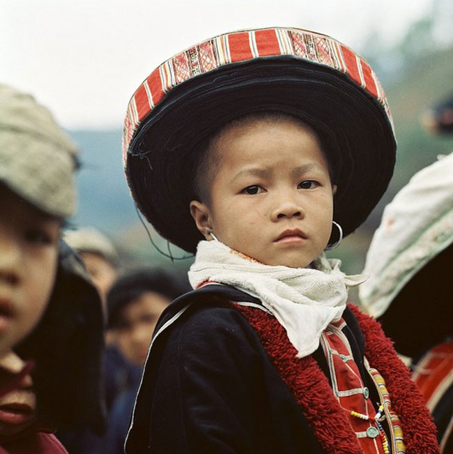 Nhiếp ảnh gia chộp được khoảng lặng trên khuôn mặt ngây ngô của một bé gái dân tộc
