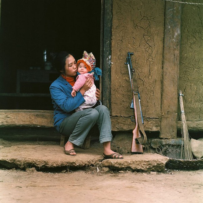 Phụ nữ Việt Nam thời chiến: Trông con nhưng súng ống vẫn luôn sẵn sàng
