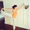 Làm đẹp - Biến việc nhà thành động tác Yoga dễ dàng