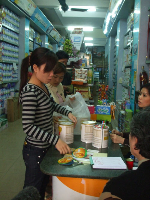 Giá sữa tăng làm “nóng” thị trường đầu năm - 1