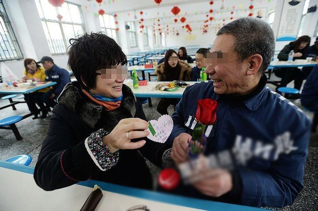 Một nhà tù ở Trùng Khánh, Trung Quốc vừa quyết định mở cửa cho phép các tù nhân và bạn gái của mình được đoàn tụ trong ngày Valentine năm nay. Hành động này của nhà tù Trùng Khánh đã được rất nhiều người dân ủng hộ.
