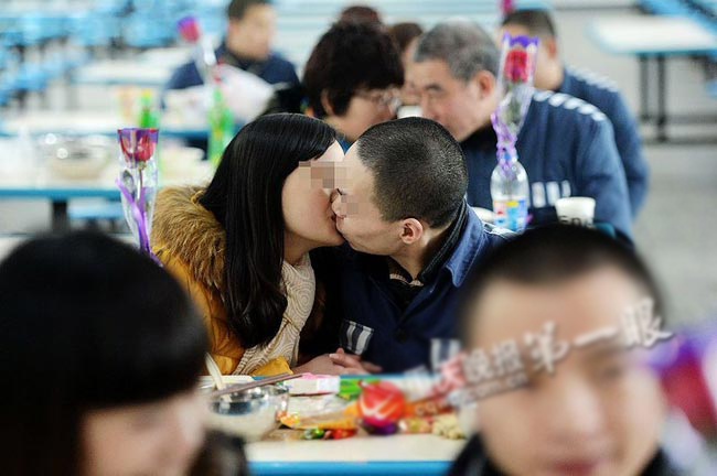 Nhiều cặp đôi không ngần ngại trao nhau nụ hôn giữa nơi tù giam.