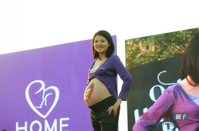 Sau buổi trình diễn màn tập yoga, các mẹ bầu cùng tự hào khoe vóc dáng với bụng bầu đang lớn dần lên trong cơ thể.
