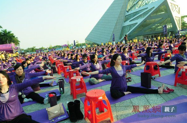 Hình ảnh một sân khấu với gần 500 bà bầu cùng tập yoga đã gây ấn tượng mạnh với tất cả mọi người.

