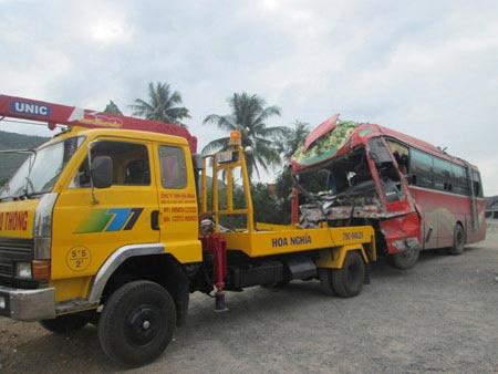 Xe tải và xe khách đâm nhau, 11 người bị thương - 3