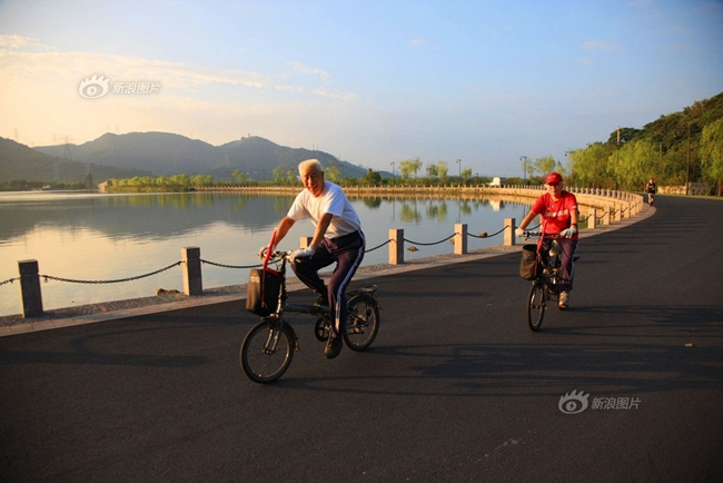 Ngày 28 Tháng 8 năm 2012, cụ ông 79 tuổi và vợ 74 tuổi đang cùng nhau đạp xe tại Hàng Châu. Tình cảm của họ thật đẹp và lãng mạn.
