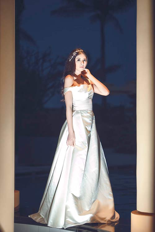 Ngọc Hân lộng lẫy dự tiệc với váy quot;cây nhà lá vườnquot; - 1